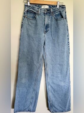 Abercrombie & Fitch Loose High Rise Jeans WMNS 26 Short Light Wash Straight Leg